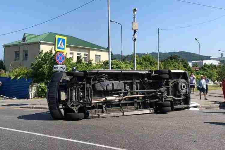 Более 10 пострадавших в столкновении двух автобусов в Сочи