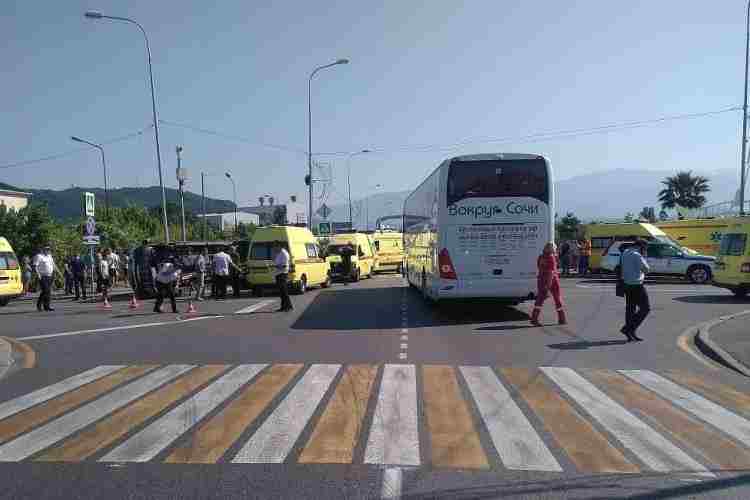 Количество пострадавших в ДТП с автобусами в Сочи возросло до 26 человек (ВИДЕО)