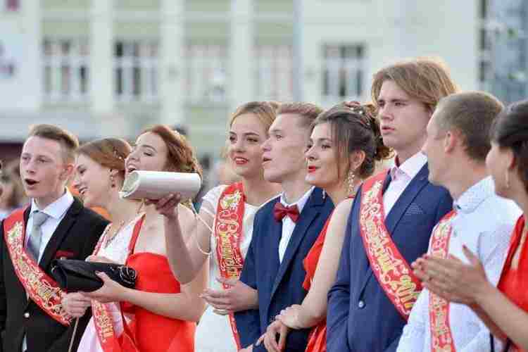 Салат «Цезарь» на выпускном балу в Сочи будет самым дорогим в России