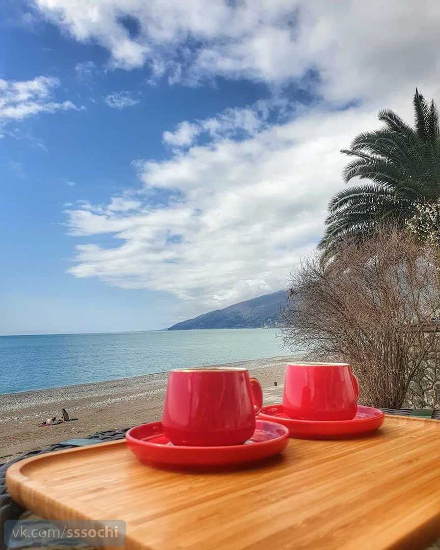 Чашечка кофе на берегу моря в Гагре — отличное начало дня Фото: irinaches #гагра…