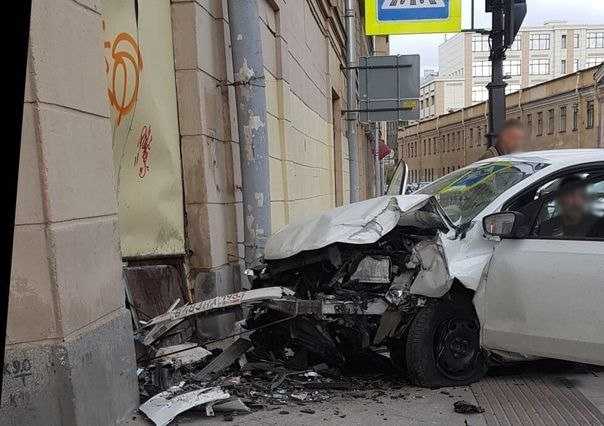 В Сочи пассажир напал на водителя и угнал автомобиль. Ни прав, ни опыта вождения…