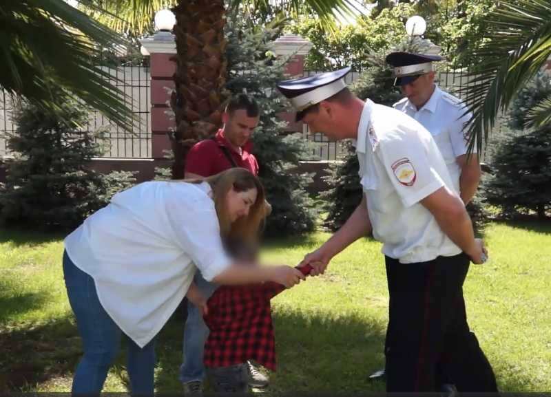 Сочинские полицейские помогли спасти жизнь двухлетнему ребенку К находящимся на маршруте патрулирования в центре…