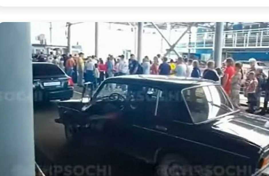 Огромная очередь из машин на въезде в Абхазию попала на видео. Огромные очереди из…