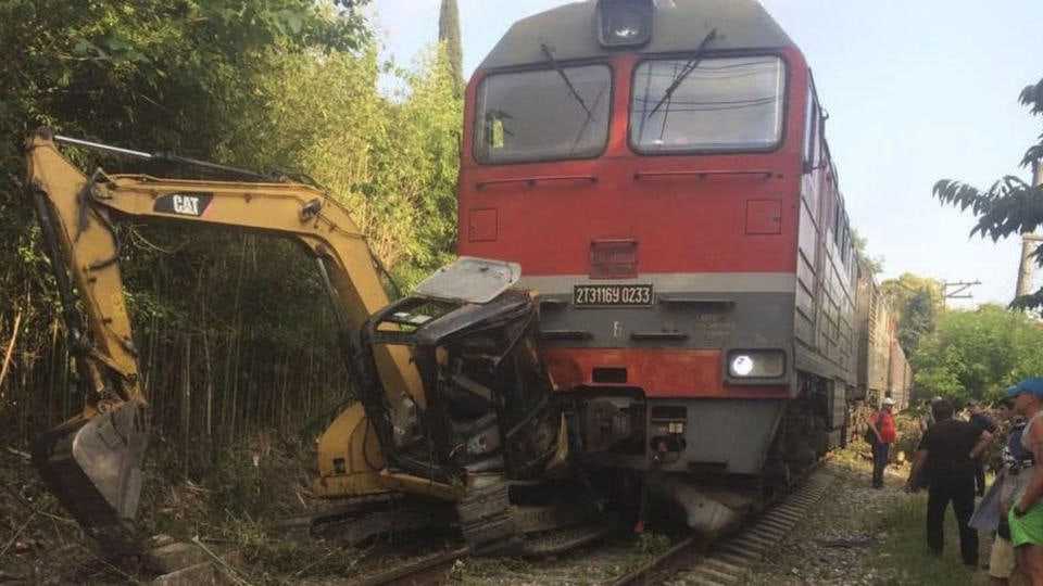 Скорый поезд «Москва – Сухум» столкнулся с трактором в Абхазии В районе города Гагра…