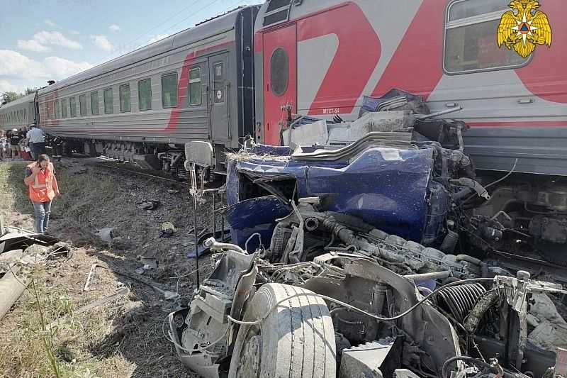 Поезд Адлер — Москва столкнулся с грузовиком. Погиб один человек. ДТП произошло днем 31…