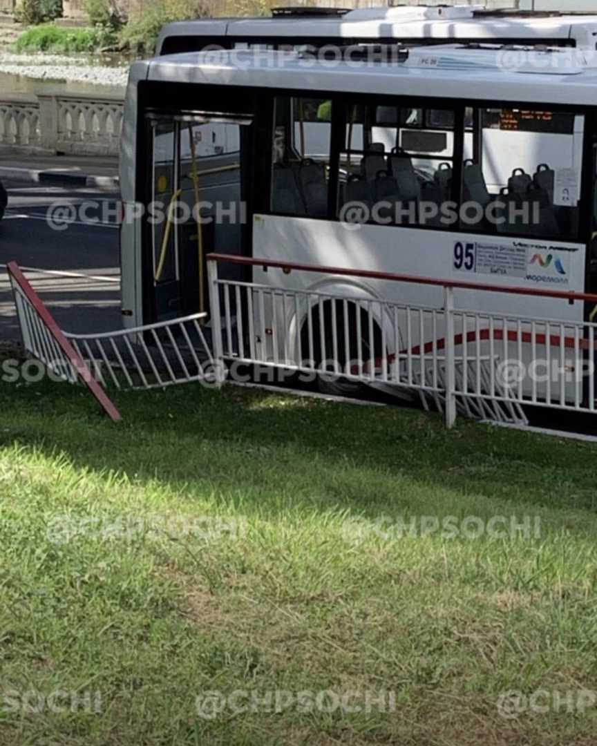 В центре Сочи автобус на скорости снёс металическое ограждение Предварительно установлено, что водитель автобуса…