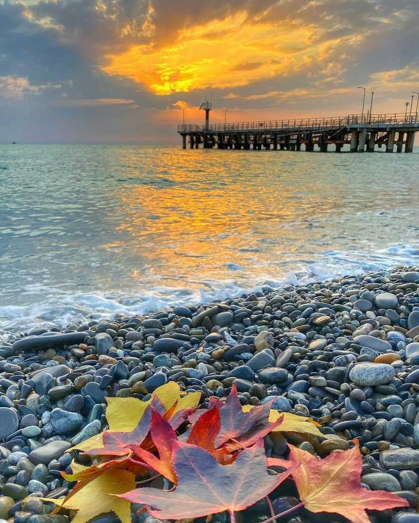 Тёплый октябрьский закат … Самый красивый пляж 🥰️ Автор: sochi_hot_hotel #сочисегодня #сочиморе #сочи2021