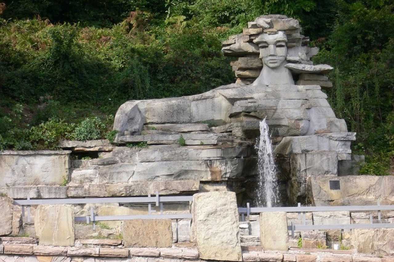 Скульптура «Мацеста» Находится она в одноименном курортном микрорайоне и считается одной из самых символичных…