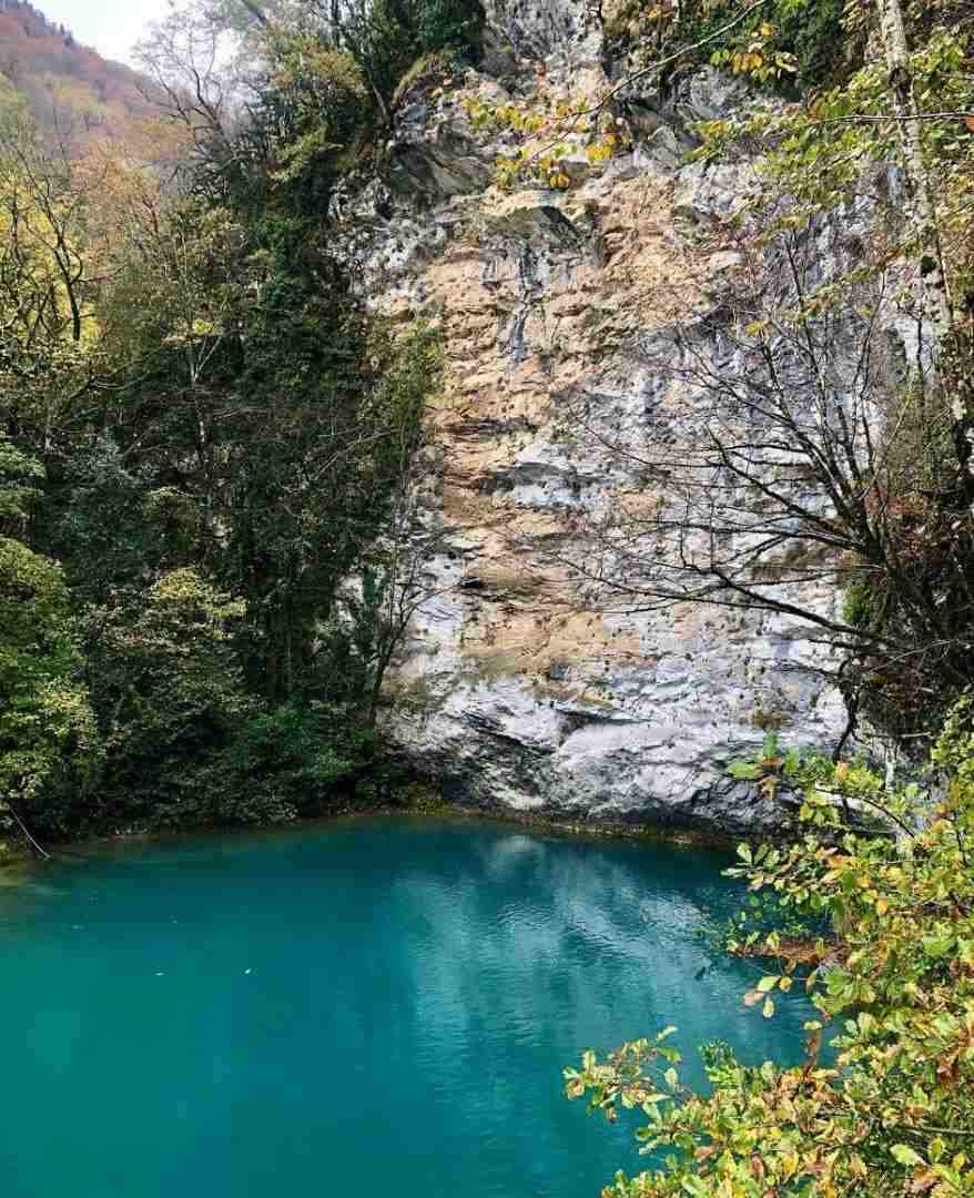Голубое озеро Располагается в районе Горной Абхазии на территории Рицинского реликтового национального парка. Названо…