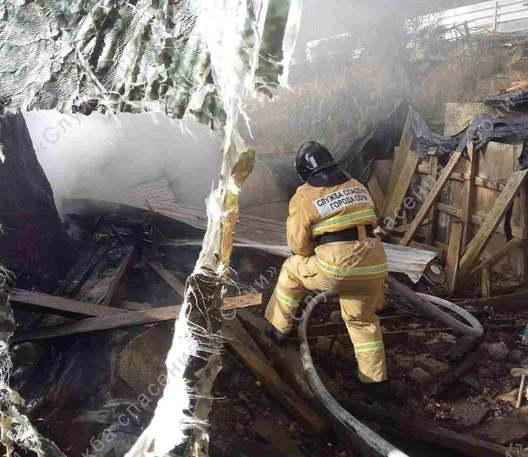 Спасатели тушили горящий дом в Сочи 30 декабря в 1-м часу дня произошло возгорание…