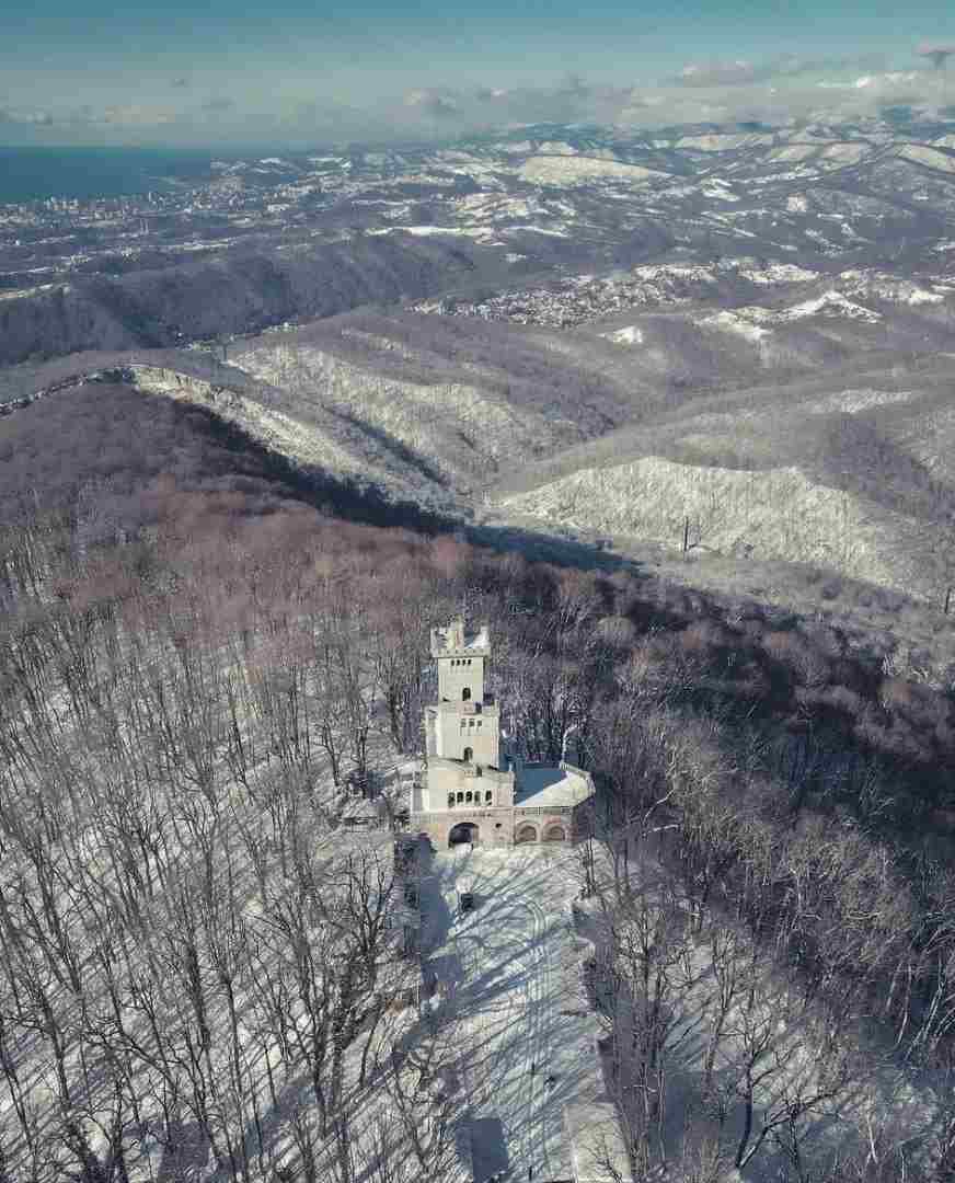 Вид на гору и башню Ахун
