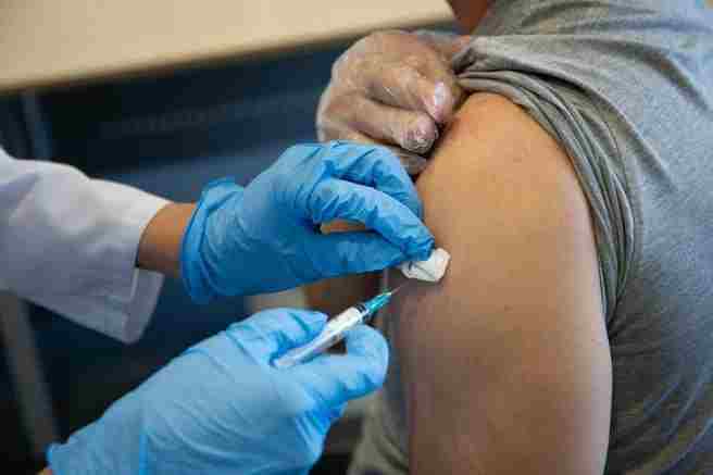 Россиян заставят вакцинироваться и после окончания пандемии. Также разрабатывают препарат, защищающий от нескольких штаммов…