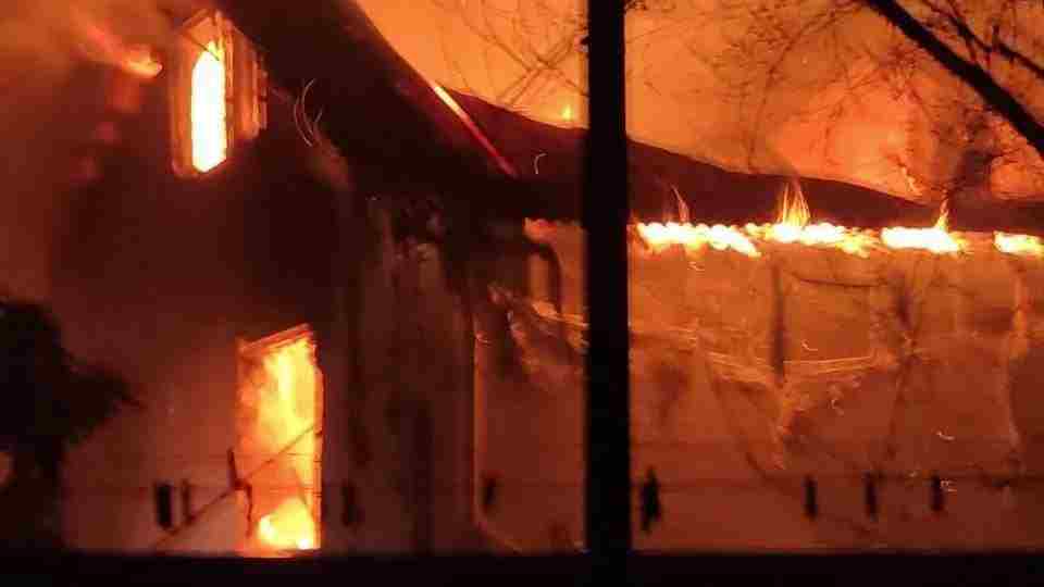 Вчера вечером сгорел частный дом по улице Самшитовая. Пострадавших нет