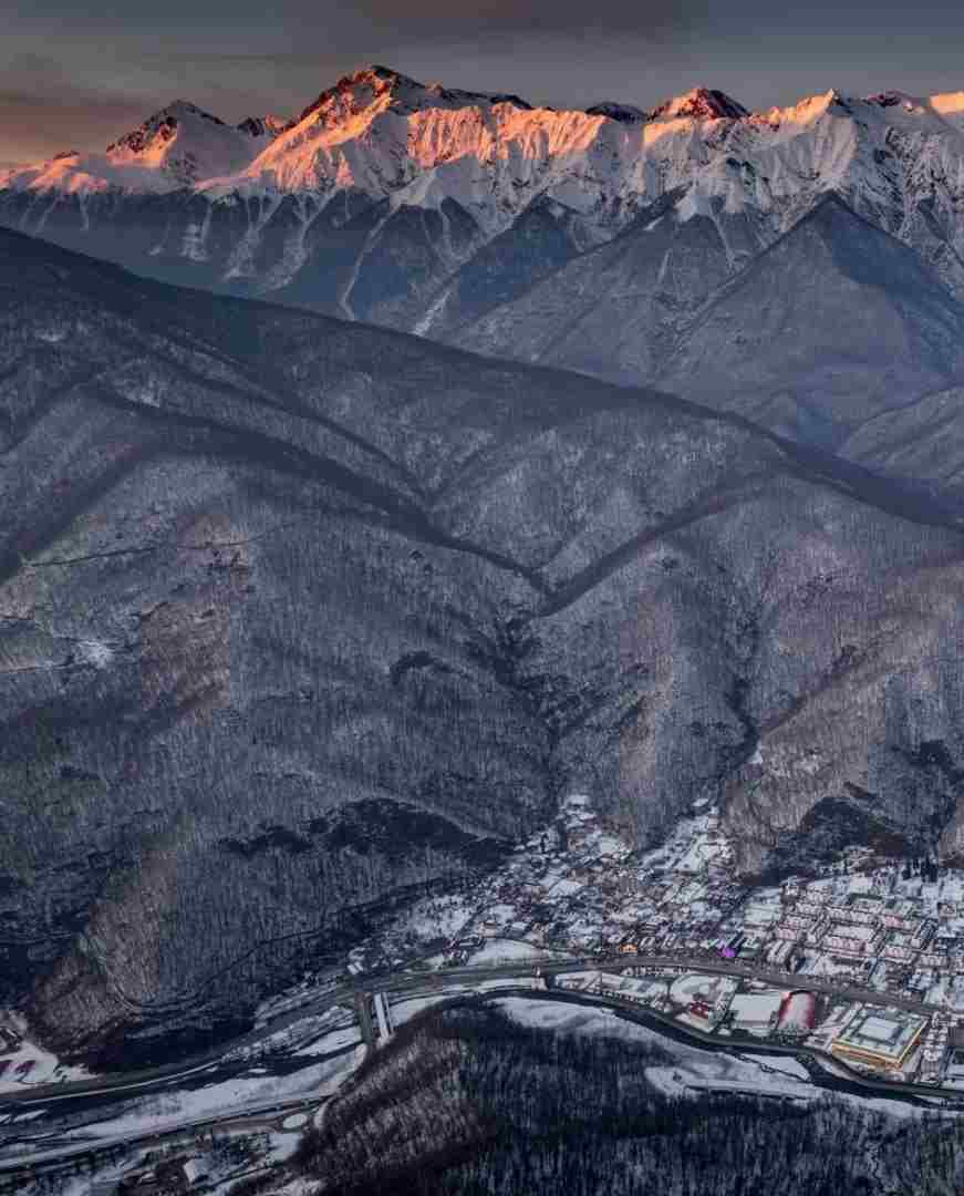 Главный Кавказский хребет в лучах уходящего солнца