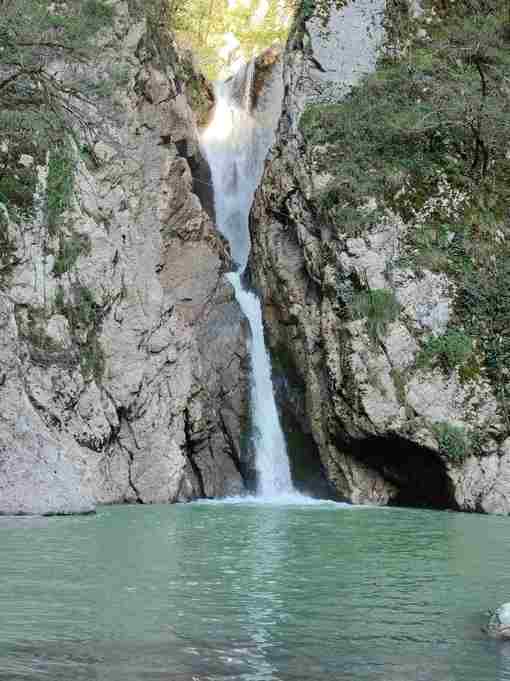 Агурские водопады. Отличный семейный маршрут похода для выходного дня Нижний Агурский водопад представляет собой…
