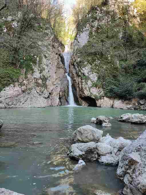 Сероводородные ванны в районе Агурских водопадов в Сочи не предназначены для купания, поэтому в…