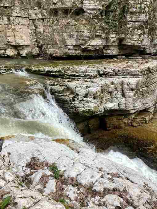 ️На склонах каньона Псахо часто встречаются небольшие водопады, не менее красивые чем, например, Агурские…