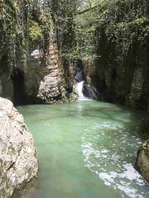 Агурские водопады В Хостинском районе Сочи на реке Агура есть целый каскад водопадов. Вначале…