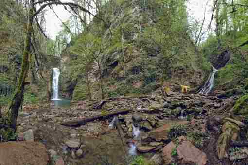 Верхний Ажекский водопад Высота ~ 22 м. Образует с водопадом Неизвестным (25 м) потрясающей…