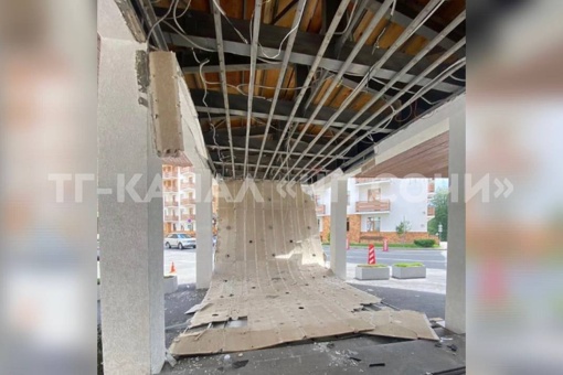 В посёлке Роза Хутор рухнул потолок парадного входа в отель В отеле «Green flow»…