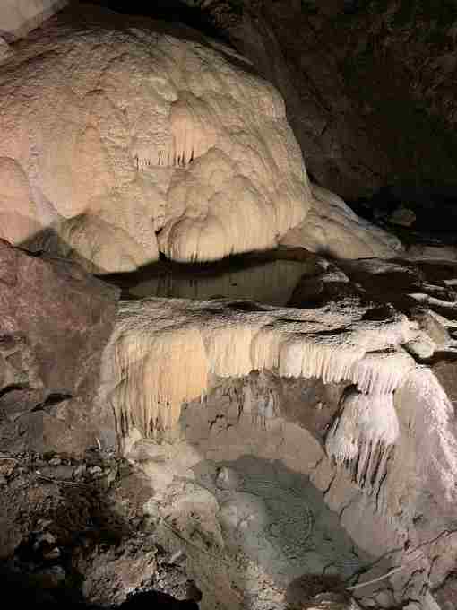 Новоафонская пещера в Абхазии Здесь достаточно холодно, всего +14°С, поэтому даже летом обязательно нужно…