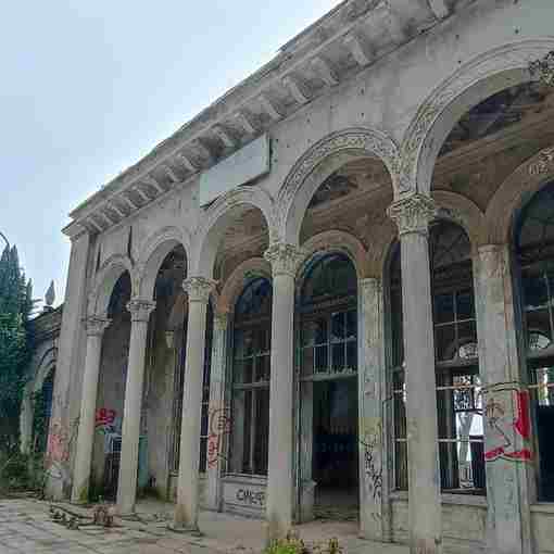 Абхазская железная дорога — тема отдельная. Действующая одноколейка, принадлежащая РЖД, и десятки разграбленных вокзалов…