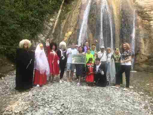 [|Миллионного туриста] торжественно встретил Национальный парк Сочи на 33 водопадах Памятный сертификат вручили туристке…