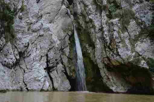 30-метровый водопад Агурского ущелья вновь заполнил чашу озера водой. Накануне в этом районе прошли…