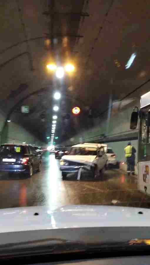 Жесткое дтп на дублере в туннеле 3 легковушки и автобус . Сейчас
