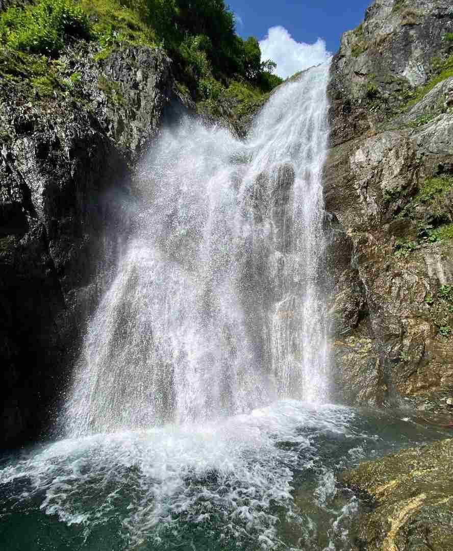 ТОП МЕСТА СОЧИ: ВОДОПАД БЕРЕЗОВЫЙ Водопад расположен на Южных склонах горы Чугуш неподалёку от…