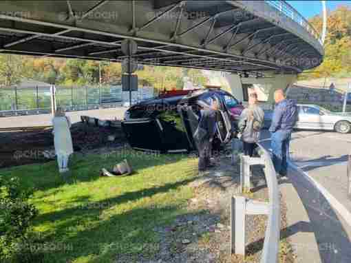 На дороге в Сочи “Hyundai” опрокинулась на бок Авария произошла днем 12 ноября, на…
