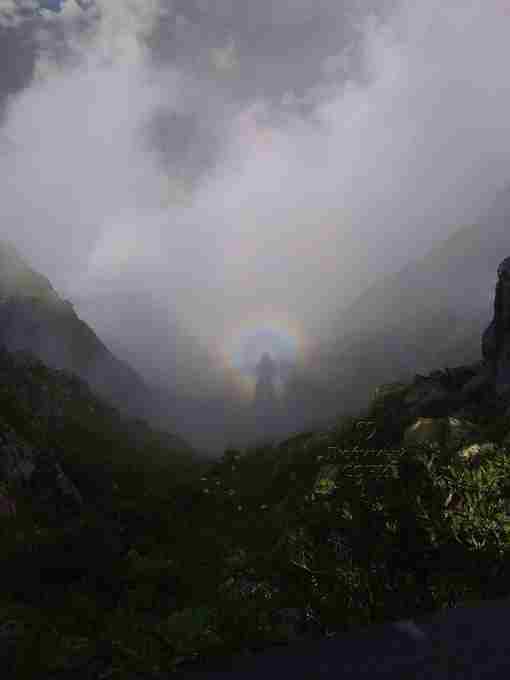 ️Очередной «брокенский призрак» в горах Красной Поляны. По факту — тень наблюдателя на поверхности…